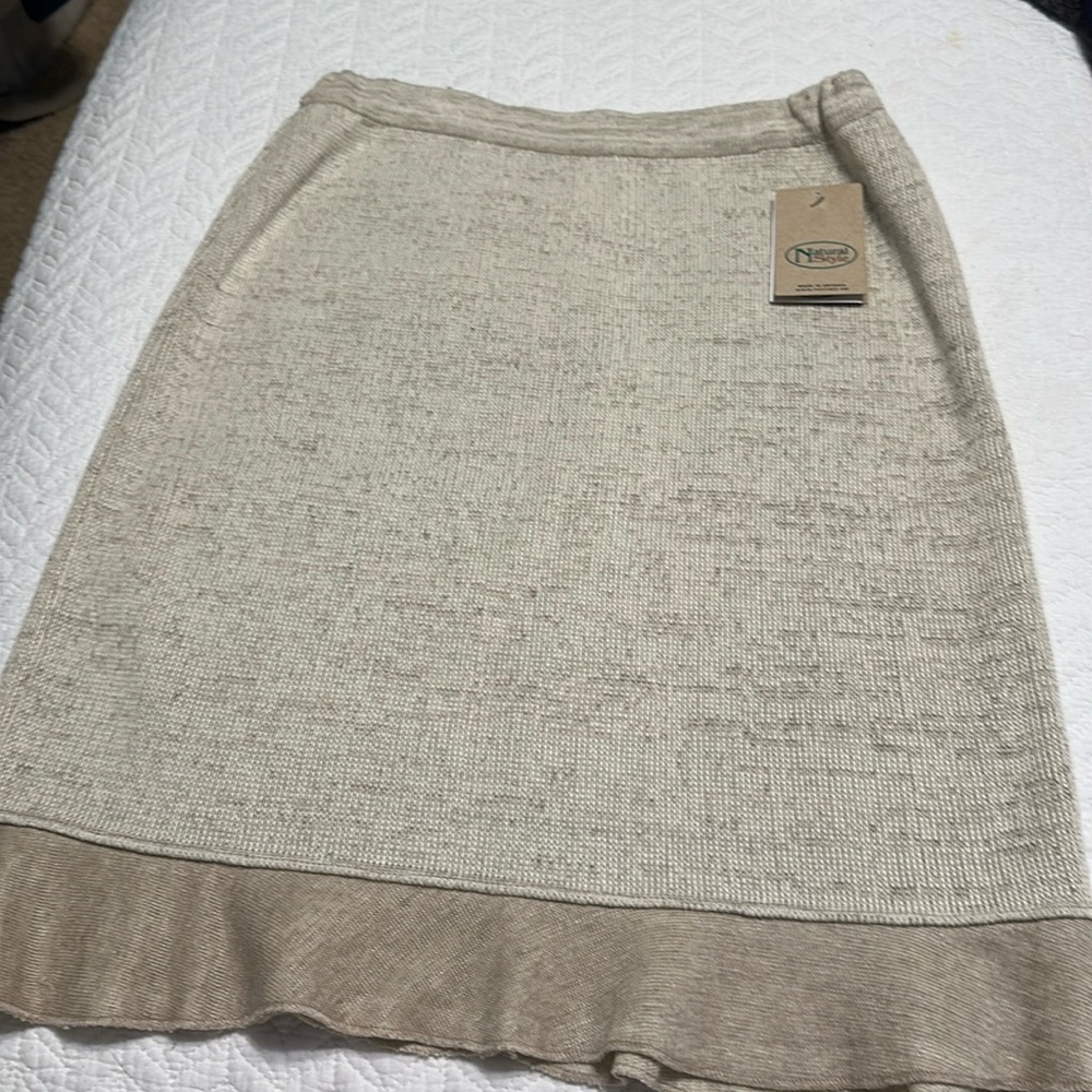 NWT Natural Style Skirt. Size Medium.